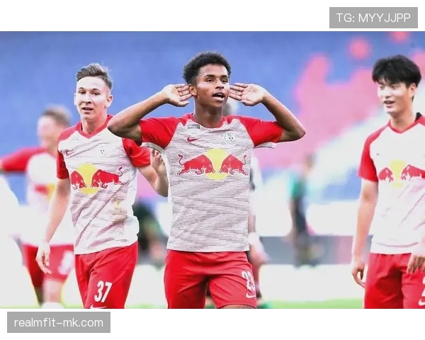 阿德耶米创新射门技巧助力球队再获胜利