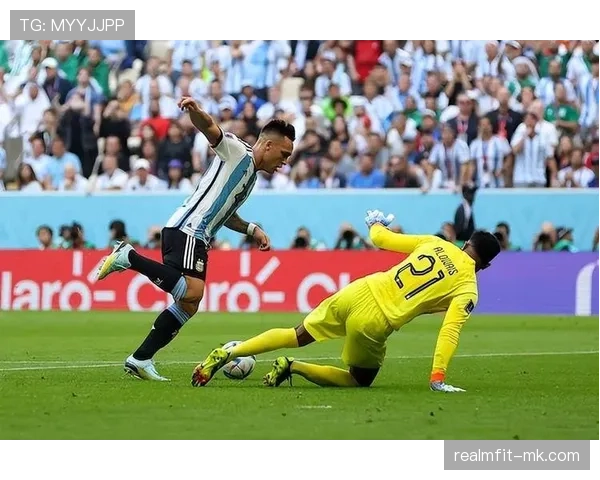 阿拉巴防线价值飙升,稳居球队防守核心地位 阿拉巴防线价值飙升,稳居球队防守核心地位